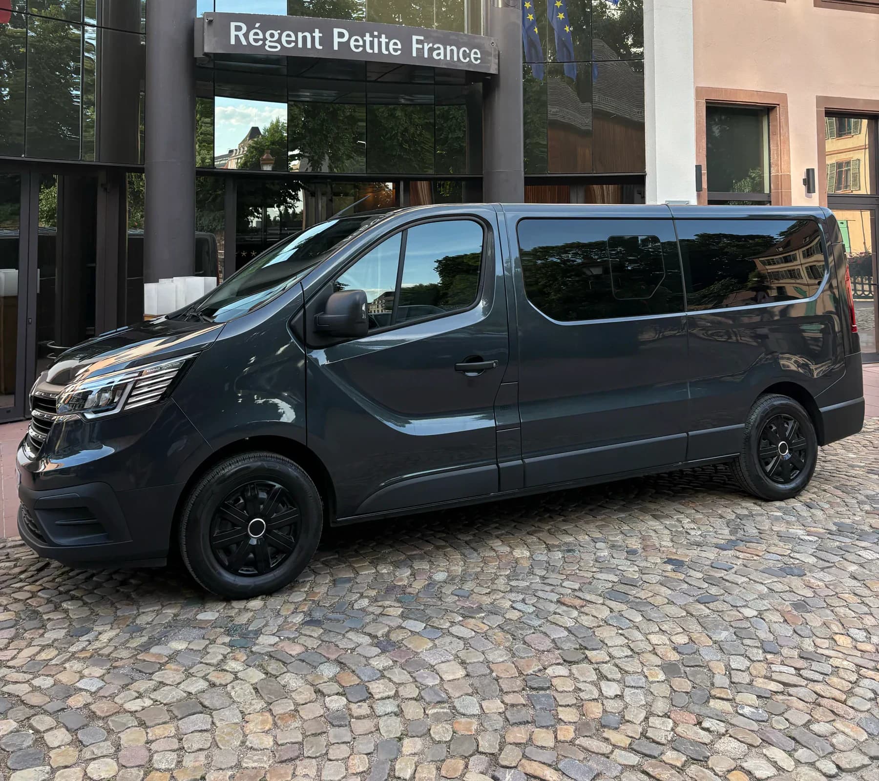 Van Transfer Travel devant un hôtel à Strasbourg Petite France